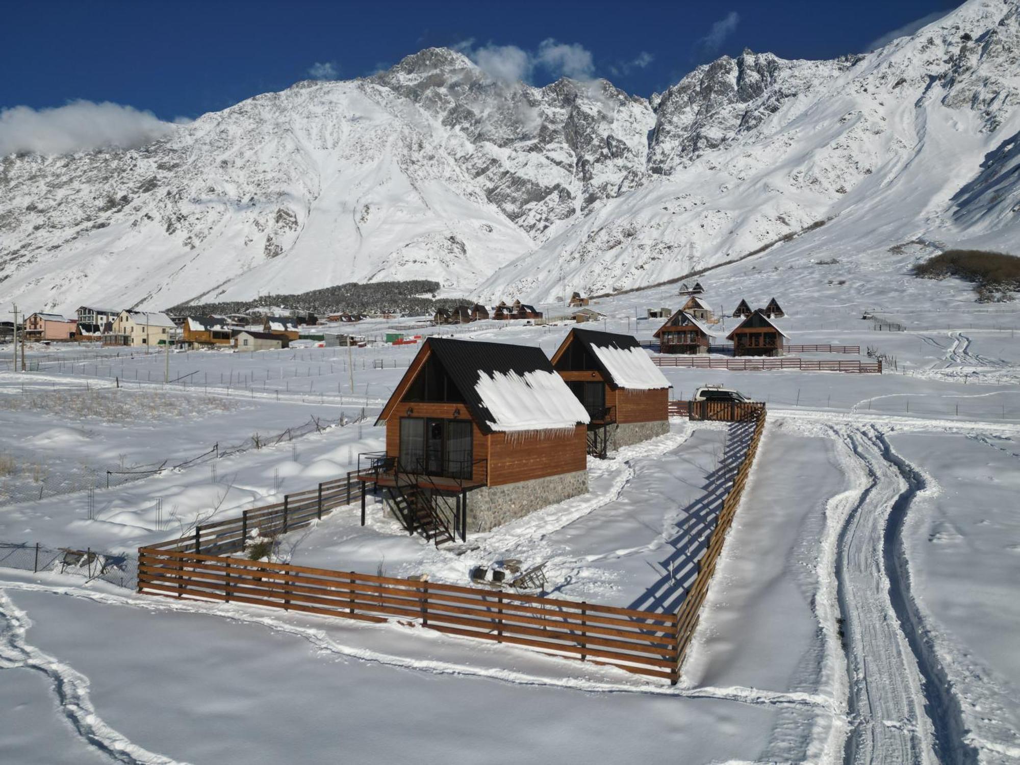 Traveler'S Cottages In Kazbegi Bagian luar foto