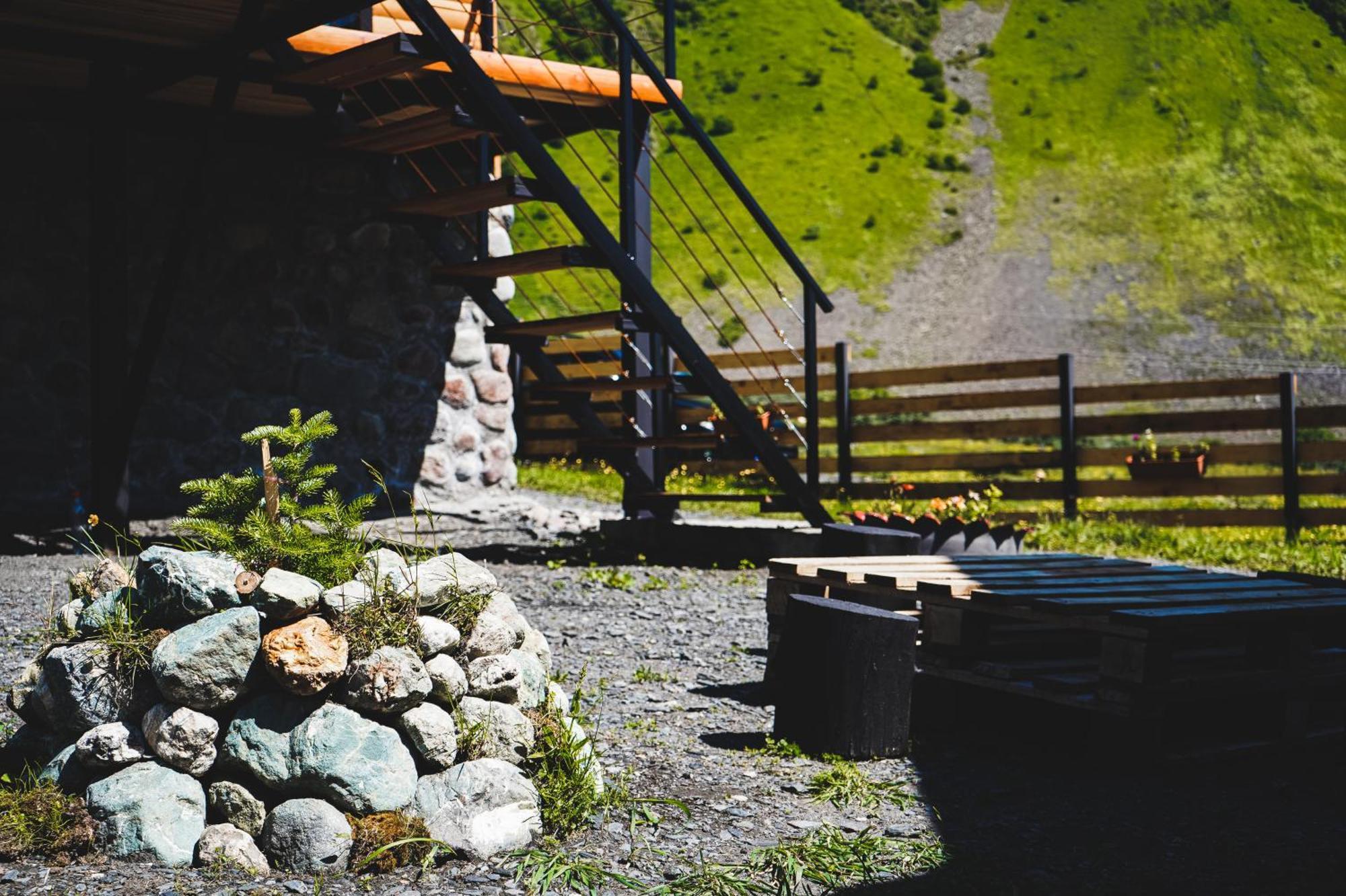 Traveler'S Cottages In Kazbegi Bagian luar foto