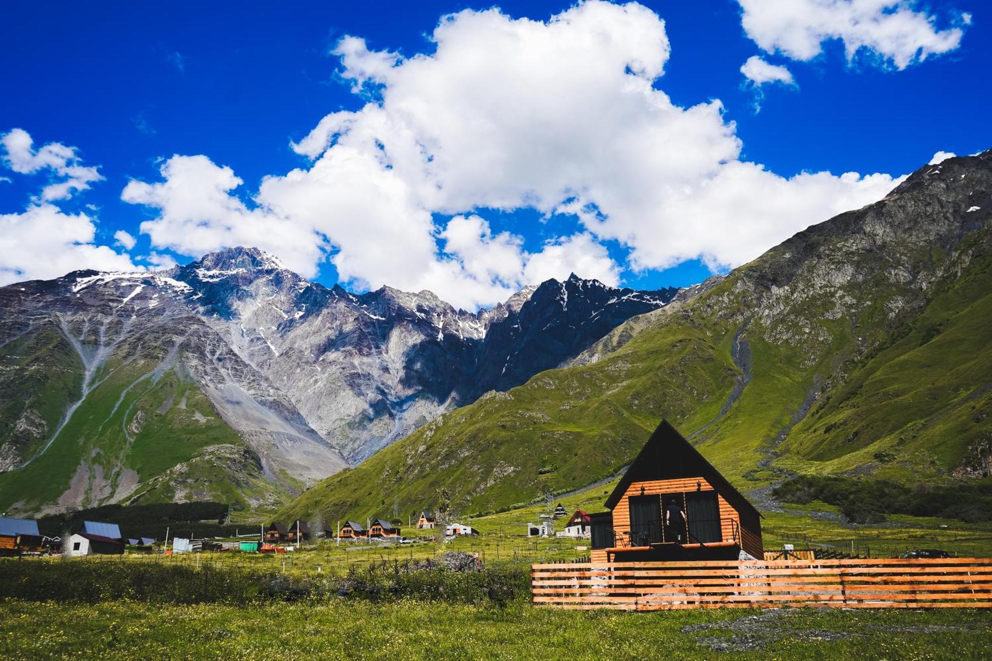 Traveler'S Cottages In Kazbegi Bagian luar foto