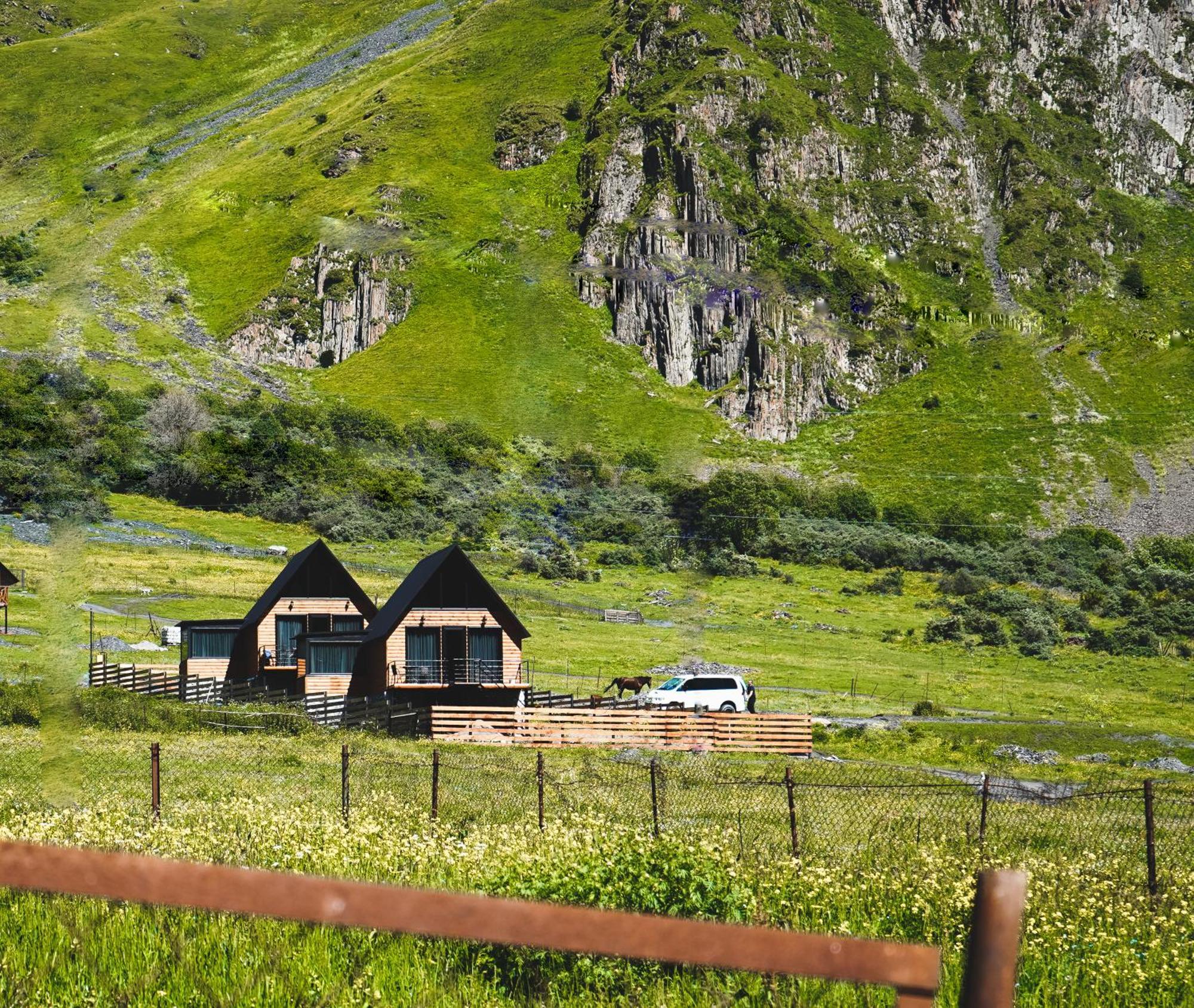Traveler'S Cottages In Kazbegi Bagian luar foto