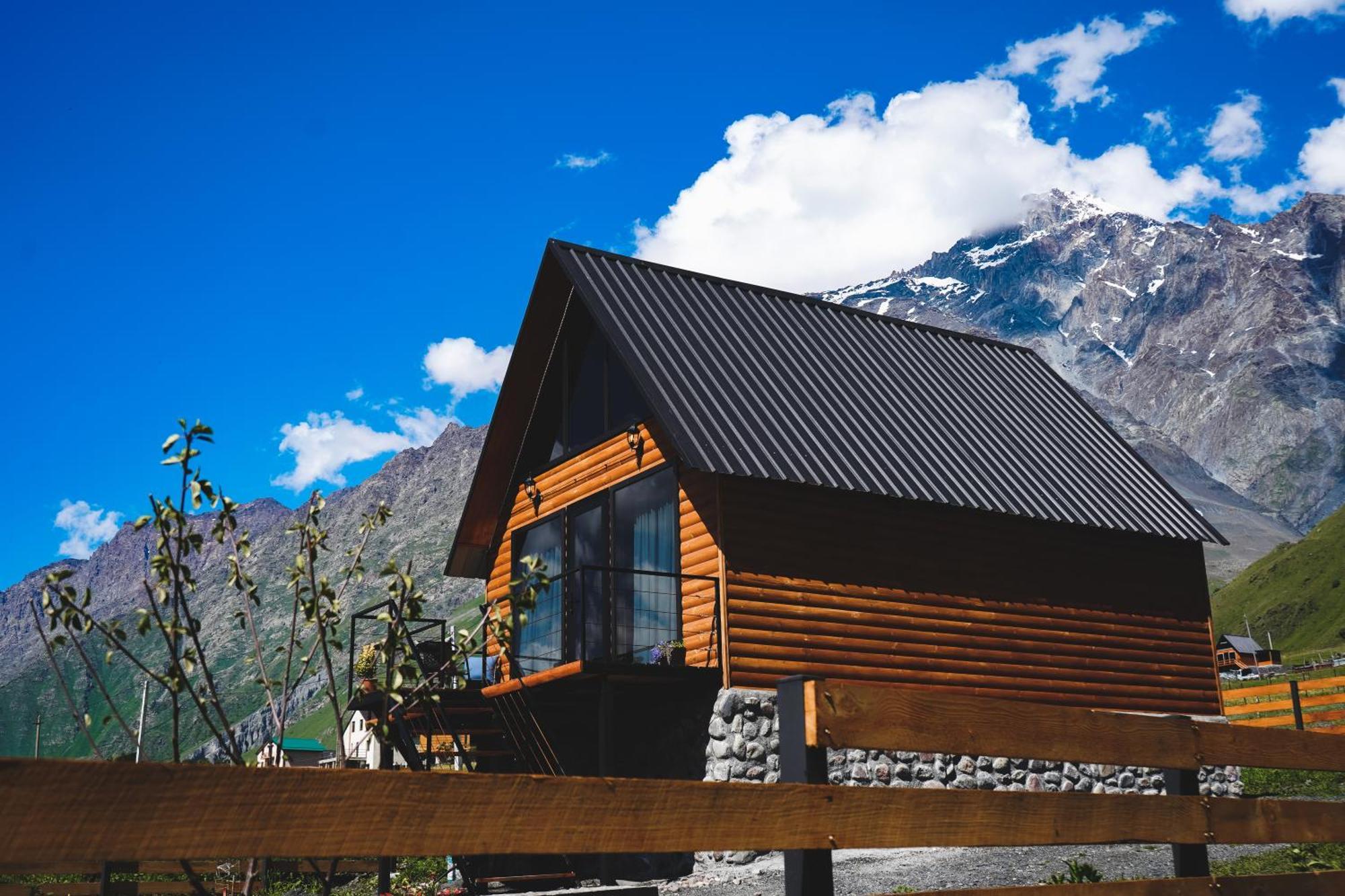Traveler'S Cottages In Kazbegi Bagian luar foto