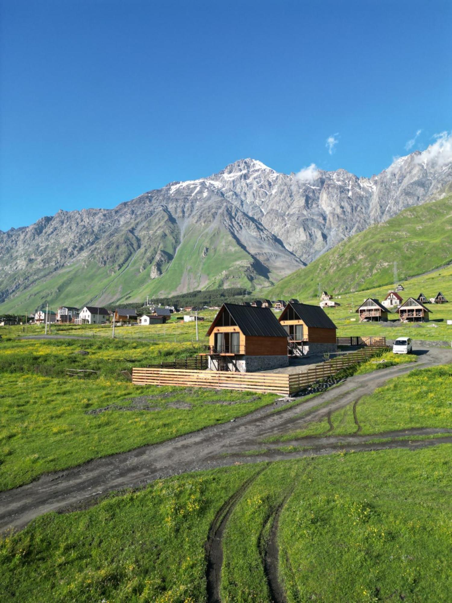 Traveler'S Cottages In Kazbegi Bagian luar foto