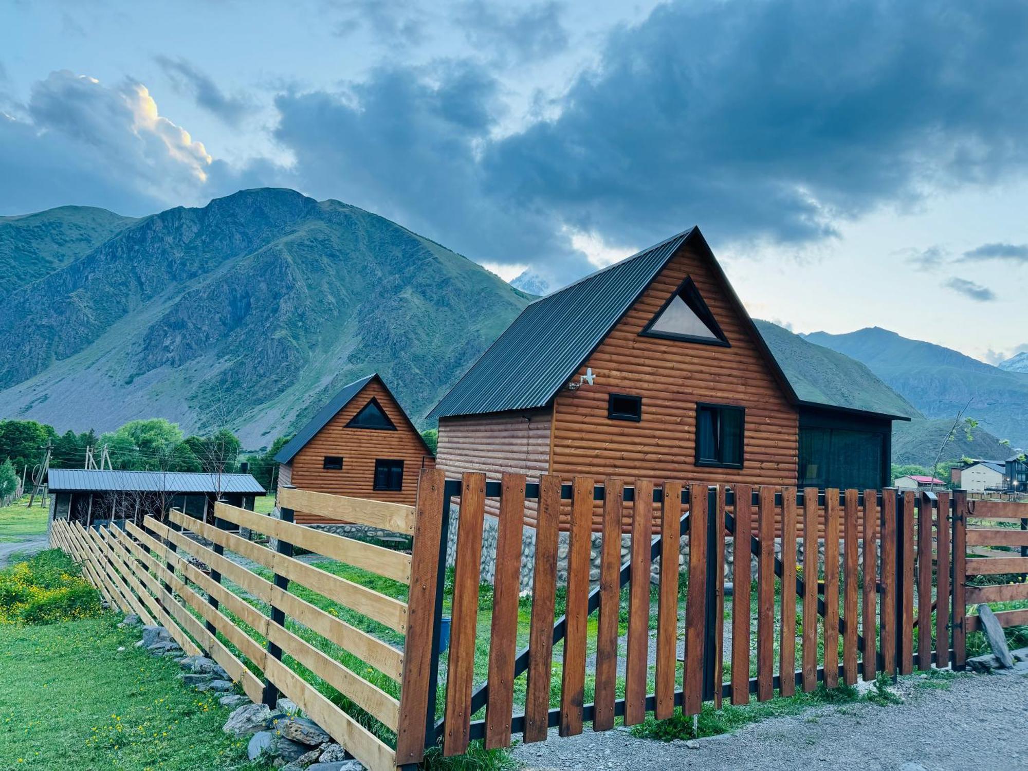 Traveler'S Cottages In Kazbegi Bagian luar foto