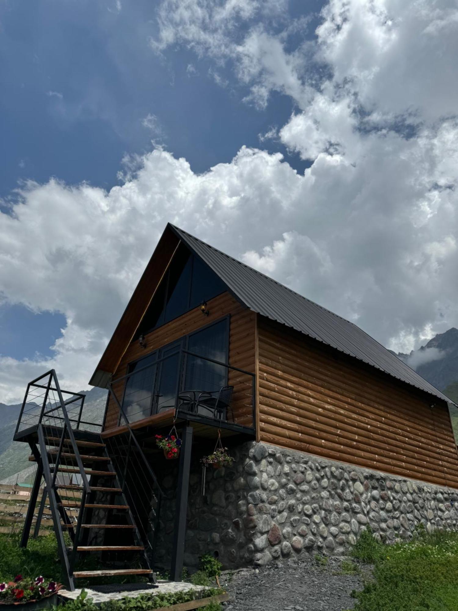 Traveler'S Cottages In Kazbegi Bagian luar foto