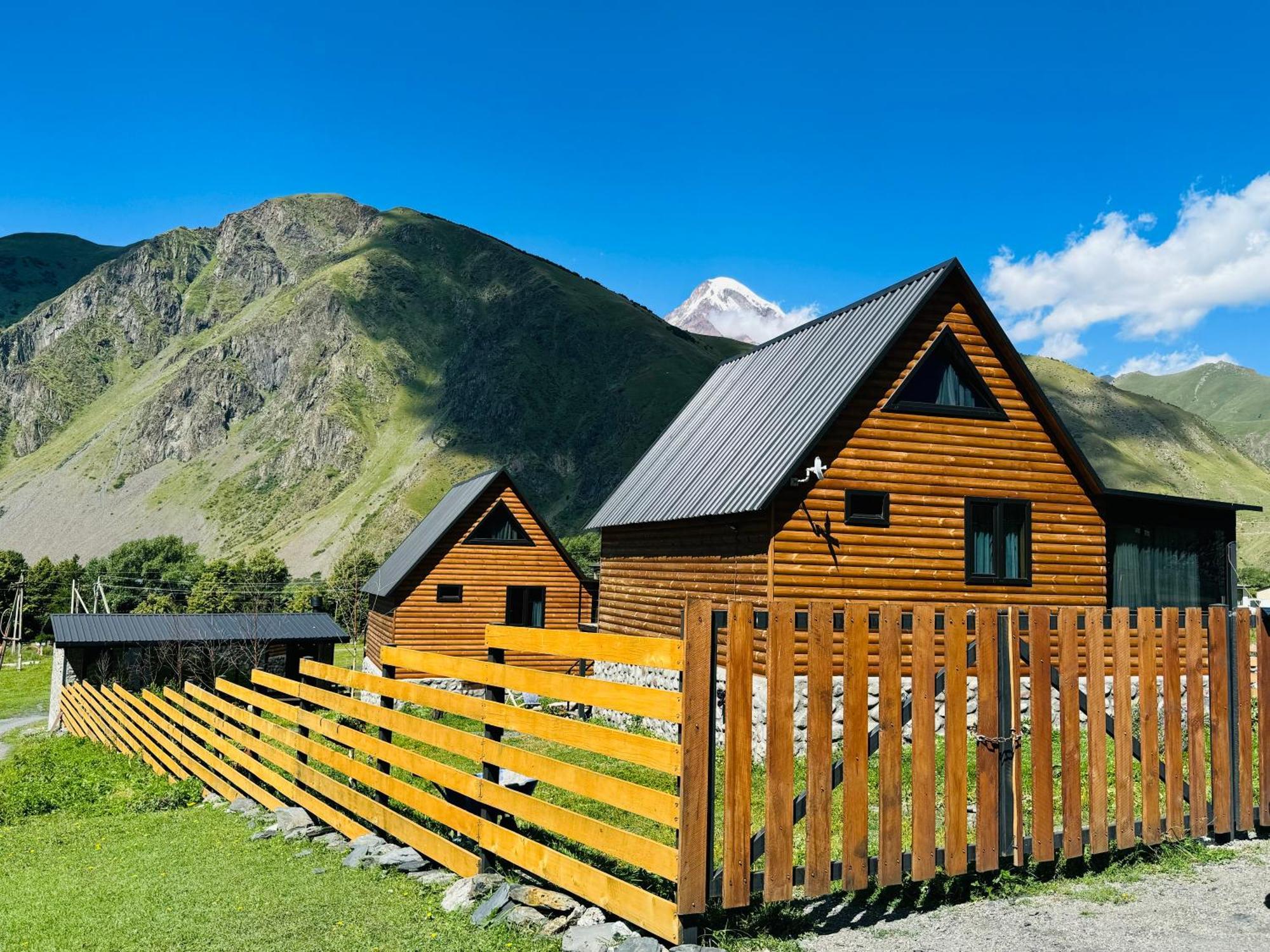 Traveler'S Cottages In Kazbegi Bagian luar foto