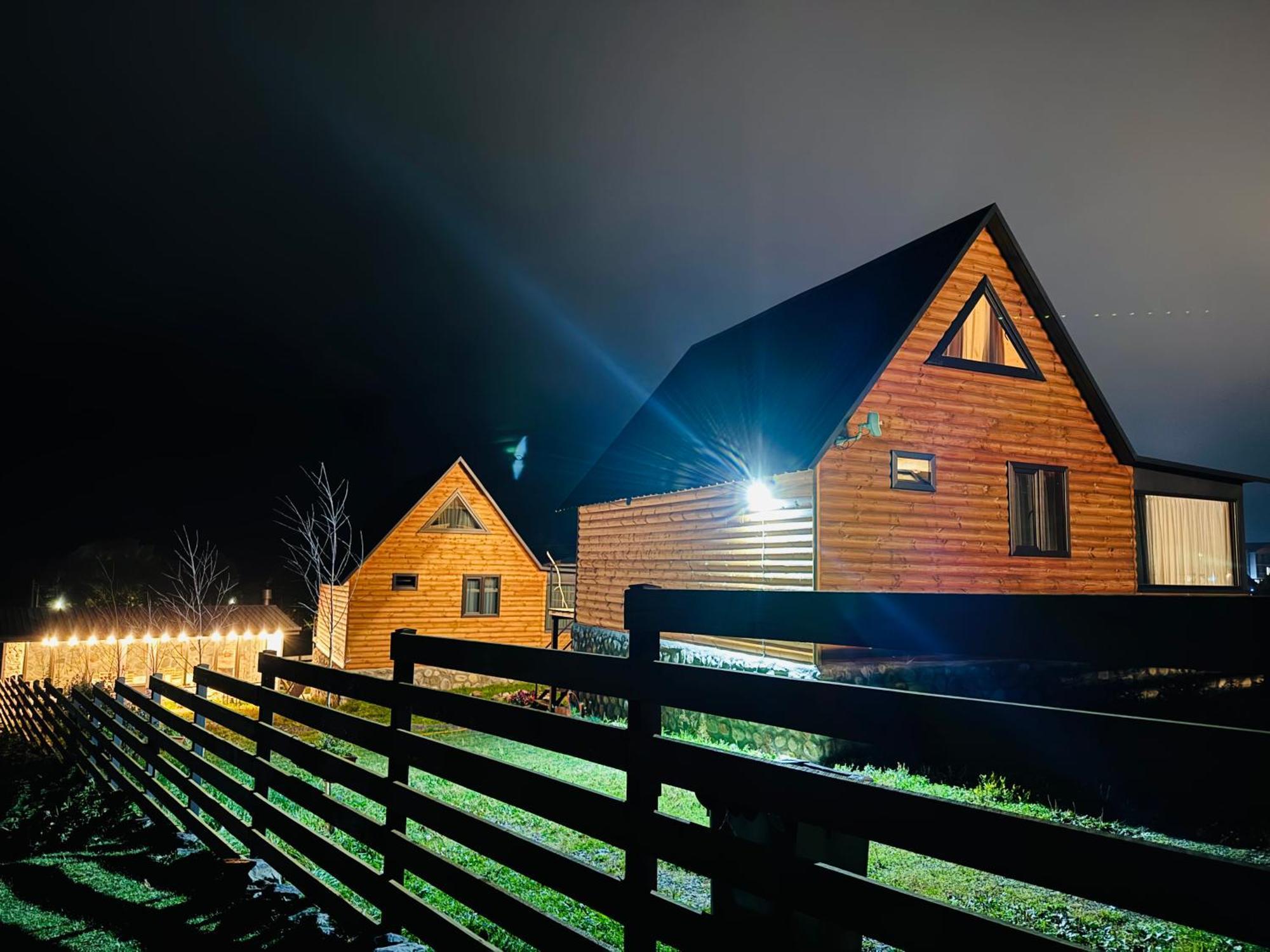 Traveler'S Cottages In Kazbegi Bagian luar foto