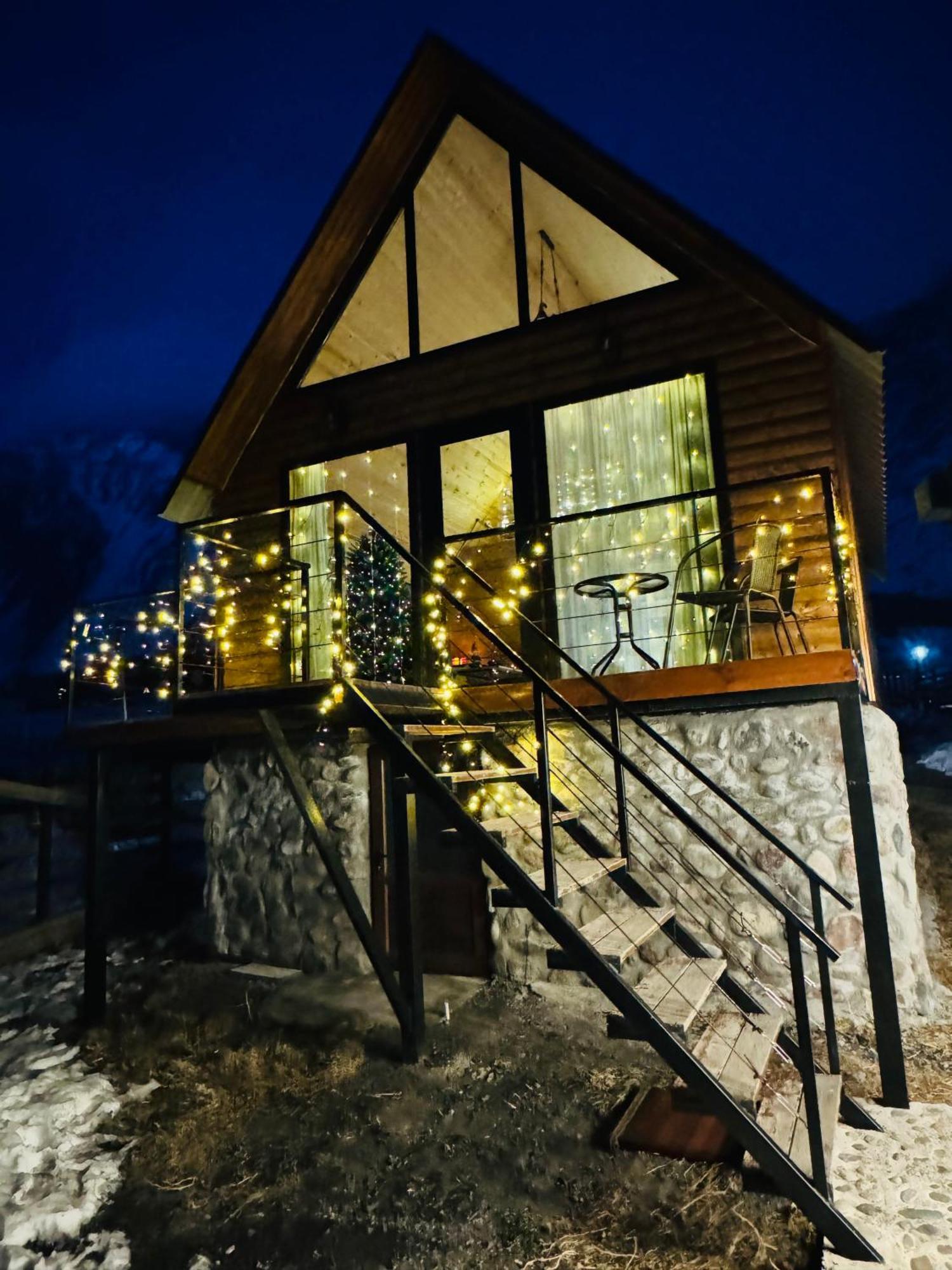 Traveler'S Cottages In Kazbegi Bagian luar foto